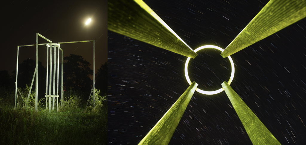 La structure toroïdale d’Olivier Raud sous les étoiles. Version contemporaine de l’arbre cosmique installée dans un ancien champs de maïs converti en lieu d’art et de nature (photo Luc Jennepin).
