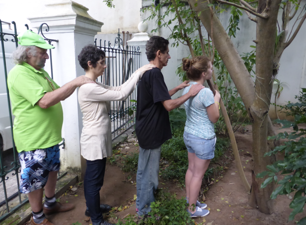 Atelier de contact à l’arbre avec Pierre Capelle à la Biennale d’art contemporain de Salvador de Baïa au Brésil en 2014